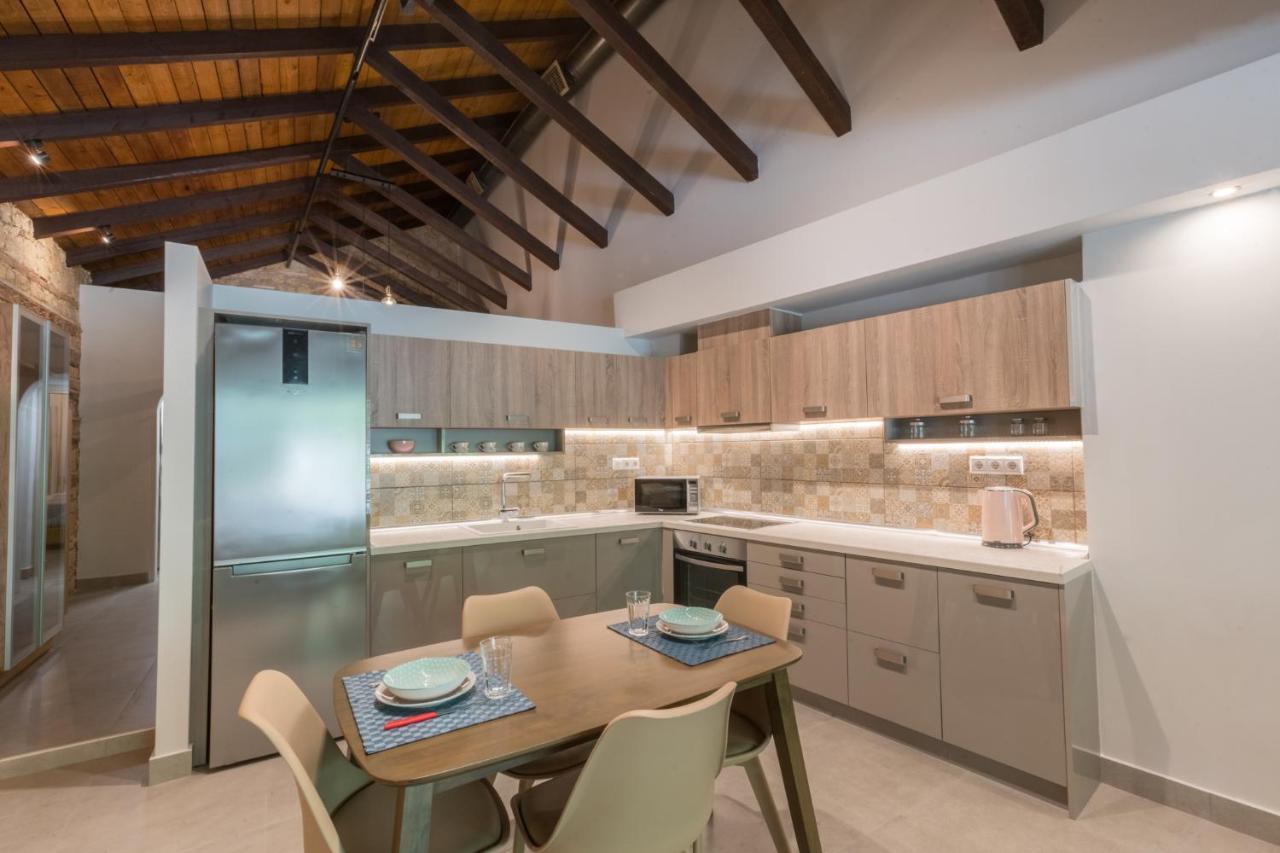 Casa Leone, Cosy Apartment Overlooking The Square Spilion Exterior photo