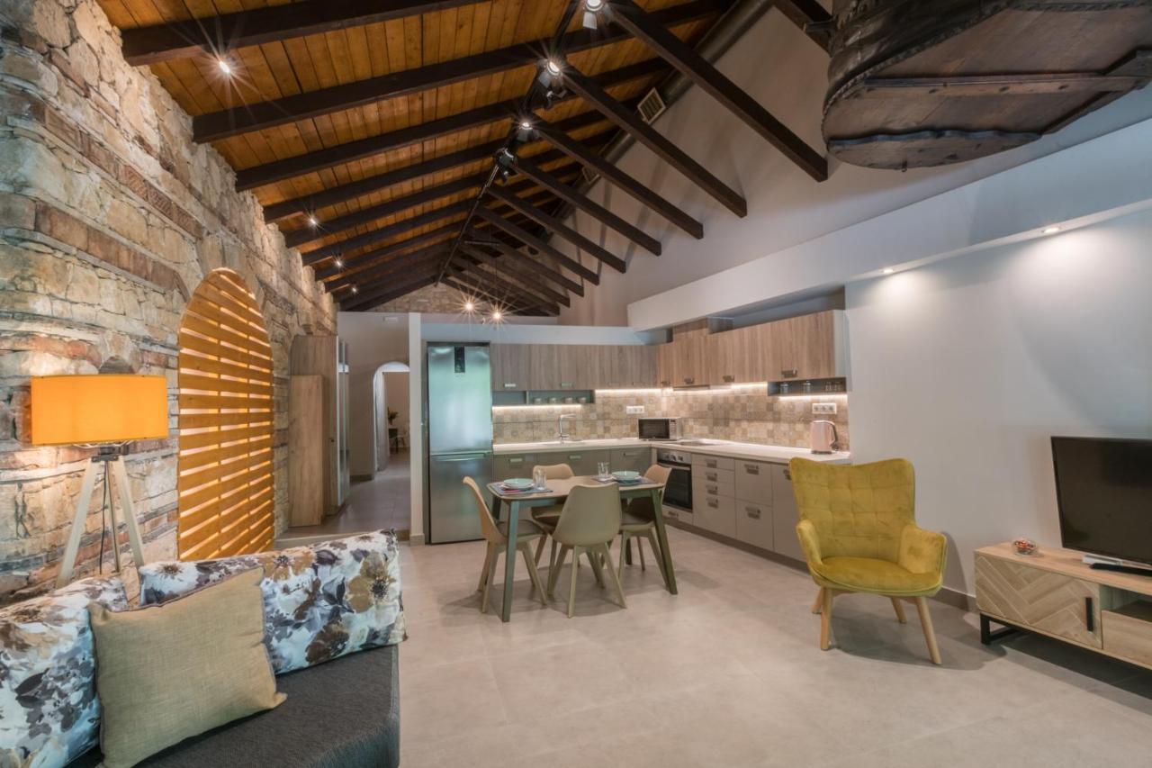 Casa Leone, Cosy Apartment Overlooking The Square Spilion Exterior photo